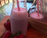 A picture of step 2 of Strawberry banana milkshake.