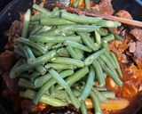 Foto langkah ke 5 dari resep Oseng Daging Buncis Pedas.