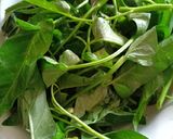 Foto langkah ke 1 dari resep Oseng Kangkung dengan Jamur Enoki.
