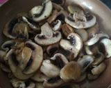 Foto del paso 3 de la receta Nidos de calabacín con gulas y champiñones