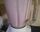 A picture of step 3 of Strawberry lassi.