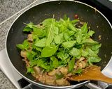 รูปขั้นตอนการทำที่ 4 ของ กะเพราหมูสับหมูยอ