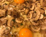 Foto del paso 8 de la receta: Champiñones al ajillo, con huevos 🥚 camperos