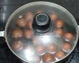 A picture of step 4 of Marie biscuits ke gulab jamun.