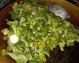 Foto langkah ke 2 dari resep Tumis daun dan kencur muda.