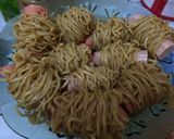 Foto langkah ke 3 dari resep Mie gulung isi sosis.