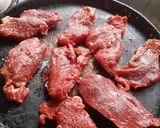 Foto del paso 7 de la receta: Carne al horno con papás y salsa de verdeo