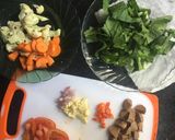 Foto langkah ke 1 dari resep Capcay Bakso Sederhana.