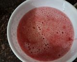 A picture of step 2 of Watermelon ice gola.