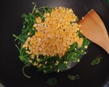 Foto langkah ke 3 dari resep Tumis Bayam Jagung.