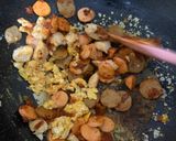 Foto langkah ke 4 dari resep 40. Nasi Goreng Sosis.