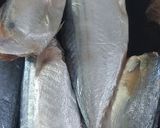 Hình bước làm 1 của món Cá ngân kho chuối xanh, cà chua