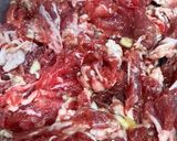 Hình bước làm 3 của món Cơm nhà với vai heo nướng sốt đào, thăn trâu xào cải bó xôi, rau muống xào tỏi, canh cà chua trứng