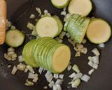 Foto del paso 2 de la receta: Tortilla de huevo con calabacitas