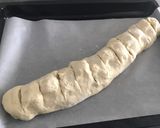 Une image de l'étape 1 de Baguettes farcies moutarde gruyère camembert.