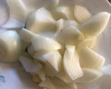 Foto del paso 3 de la receta: Muslos de pollo en salsa a la criolla