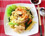 Hình bước làm 4 của món Mì Trứng Xào Hải Sản