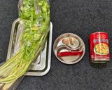 芹菜炒洋菇(簡單料理)的食譜步驟1照片