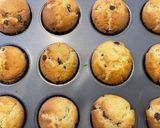 Φωτογραφία βήματος 6 της συνταγής Cupcakes βανίλιας με σταγόνες σοκολάτας γάλακτος
