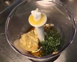 Une image de l'étape 2 de Sauce salade épicée à l'huile de sardines, vinaigre de vin et persil.