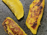 Empanaditas de plátano maduro, frijoles y queso