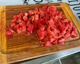 Une image de l'étape 10 de Salade composée de melon, tomates, concombre, oignon doux, feta et menthe.