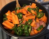 Une image de l'étape 10 de Carottes au lard, poivrons verts et raisins secs.