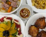 Hình bước làm 4 của món Cơm nhà với má đùi gà nướng ngũ vị, canh sườn củ cải cà rốt, salad đào việt quất, khoai tây chiên