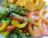 Foto del paso 5 de la receta: Pechuga de pavo salteada con pimientos y vegetales