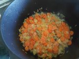 Pavo guisado con cebolla, zanahoria y patatas