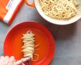 รูปขั้นตอนการทำที่ 5 ของ สปาเก็ตตี้ล๊อปสเตอร์ซอสไวน์ขาว (Spaghetti Lobster White Wine Sauce)