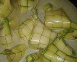Foto langkah ke 1 dari resep Ketupat bumbu kuning.