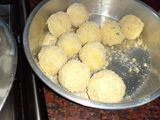 Bomba de papa rellena de queso