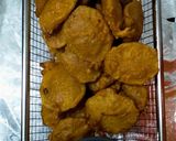 A picture of step 4 of Chicken flavoured alu pakora.