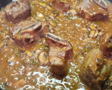 Foto del paso 4 de la receta: Estofado de costilla de ternera con champiñones