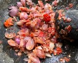 Foto langkah ke 1 dari resep Sambal Bawang Nyuh / Kelapa.