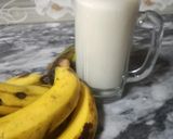 A picture of step 2 of Banana milkshake.