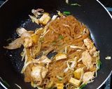 A picture of step 5 of Chicken Pad Thai.