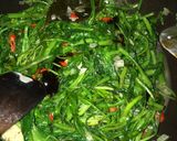 Foto langkah ke 4 dari resep Tumis Kangkung Saus Tiram.