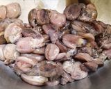 Foto del paso 1 de la receta: Estofado de Sepionets (Choquitos o Sepias pequeñas)