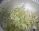 Foto del paso 2 de la receta: Pollo con piña y pasta con apio