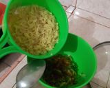 Foto langkah ke 4 dari resep Kreasi indomie kari ayam simple dan enak.