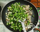 A picture of step 2 of Bhindi Aloo.
