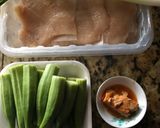 A picture of step 1 of Stir-Fried Okra with Fermented Tofu and Chicken.