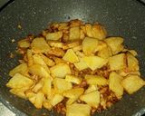 Foto langkah ke 3 dari resep Tumis Kentang Ayam Cincang.