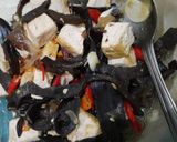 Foto langkah ke 3 dari resep Tumis jamur kuping hitam dan tahu.