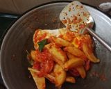 Foto langkah ke 3 dari resep Balado telur dan kentang tabur keju.