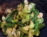 Foto langkah ke 4 dari resep Bok choy stir fry and topping with sauce.