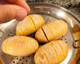 Foto langkah ke 3 dari resep Hasselback Potatoes.