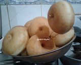 Foto langkah ke 4 dari resep Donat Maizena.